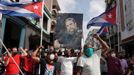 Vládní podporovatelé s portrétem revolucionáře Fidela Castra.