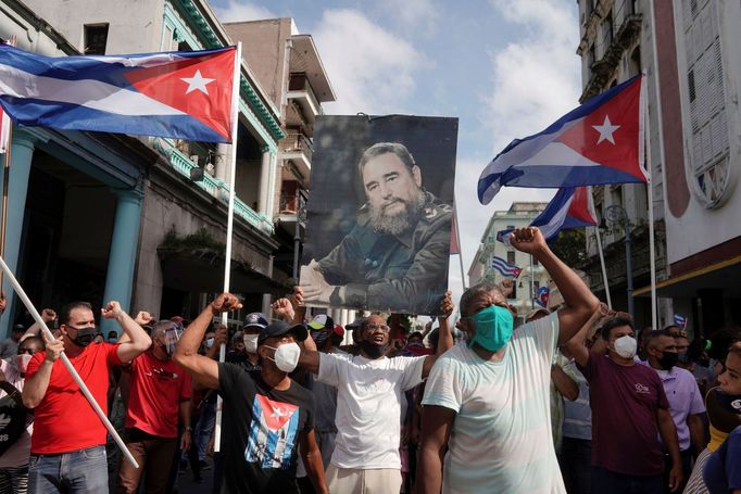Vládní podporovatelé s portrétem revolucionáře Fidela Castra.