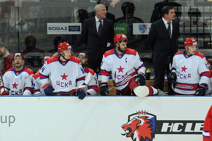 Hokejisté CSKA Moskva Michail Grabovskij, Alexandr Radulov a Igor Radulov vstávají v utkání KHL 2012/13 proti Lvu Praha.