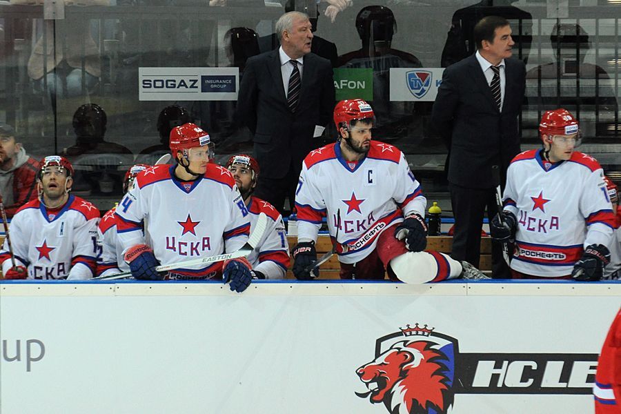 Hokejisté CSKA Moskva Michail Grabovskij, Alexandr Radulov a Igor Radulov vstávají v utkání KHL 2012/13 proti Lvu Praha.
