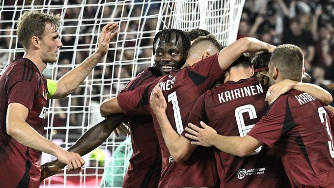 Fotbalisté Sparty v utkání s Araratem