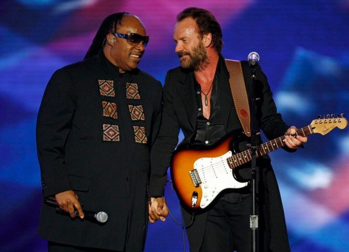 Stevie Wonder a Sting (vpravo) při vystoupení na Neighborhood Inaugural Ball.