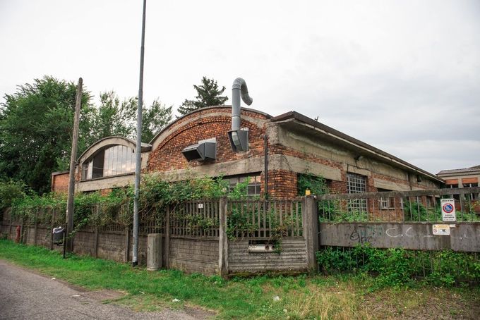 Opuštěná průmyslová budova v areálu bývalé továrny ICMESA v Sevesu, Itálie. Snímek z roku 2021.