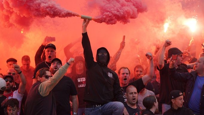 Fanoušci při utkání Ajax - Feyenoord, které bylo předčasně ukončeno