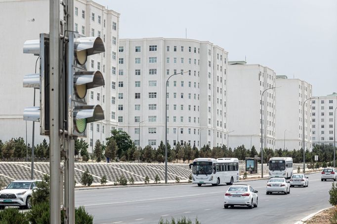 "Turkmenistán, stát, který by byl skvělou parodií, kdyby nebyl skutečný." Dan Přibáň píše z cest do žlutou žábou.