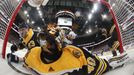 7. finále NHL 2018/19, Boston - St. Louis: Brankář Tuukka Rask a Zdeno Chára zasahují proti šanci St. Louis.