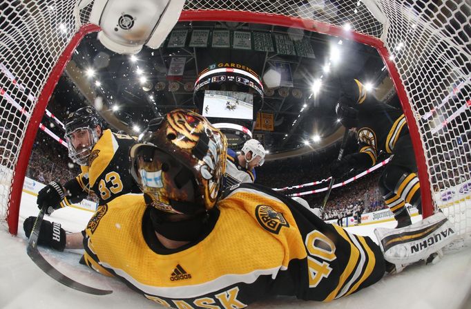 7. finále NHL 2018/19, Boston - St. Louis: Brankář Tuukka Rask a Zdeno Chára zasahují proti šanci St. Louis.