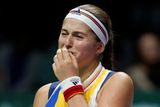 Smutný debut prožila na Turnaji mistryň Jelena Ostapenková, jíž vehnala slzy do očí porážka s Garbiňe Muguruzaovou.