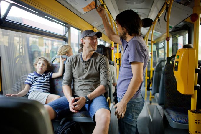 Muži v autobuse