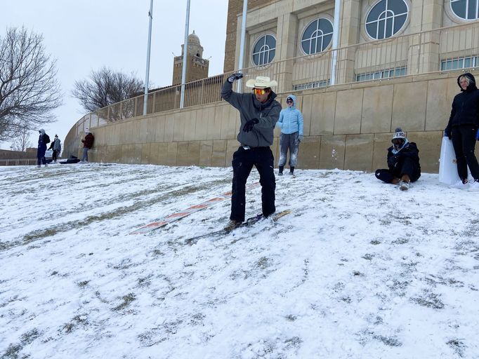 Studenti Texas Tech University jezdí na snowboardu.