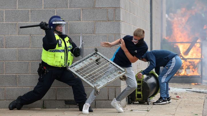 Británie připravuje místa ve vězení, od začátku nepokojů bylo zatčeno 370 lidí