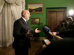 Odstupující lotyšský premiér Godmanis hovoří s novináři.