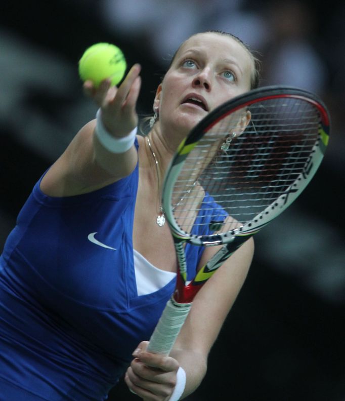 Česká tenistka Petra Kvitová v utkání Fed Cupu 2012 proti Srbce Aně Ivanovičové.