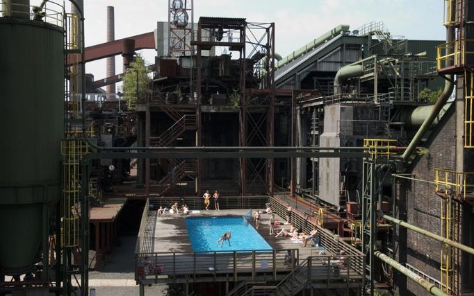 Uhelné doly Zollverein, Essen   Za těžkou techniku dnes dýchá současné umění. Obrovské prostory čítající desítky cihlových průmyslových budov a hal, podzemní šachty nevyjímaje, a zarostlých kolejnic nenechají jediného návštěvníka v klidu.