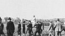 Dostihové derby v Chuchli v roce 1931. Reprofoto z dobové filmové nahrávky