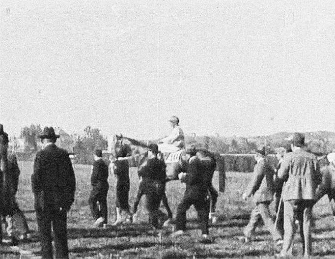 Dostihové derby v Chuchli v roce 1931. Reprofoto z dobové filmové nahrávky