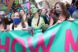 V neděli zaplnili ulice Bruselu demonstranti, kteří se oblékli jako ohrožené druhy zvířat. Skandovali hesla a nesli transparenty požadující klimatickou spravedlnost.