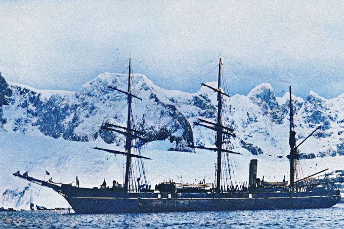 Loď RSS Discovery v Antarktidě. Nedatovaný snímek. Kolorováno