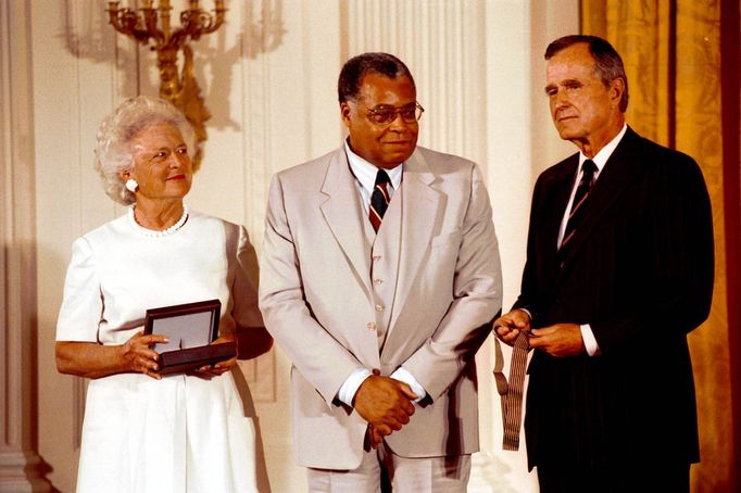 James Earl Jones (uprostřed) s bývalým americkým prezidentem Georgem H. W. Bushem a první dámou Barbarou Bush v roce 1992.