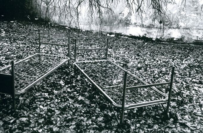 Situace před velvyslanectvím SRN, Praha 1989. Ukázka z knihy Osudové chvíle Československa, kterou v roce 2018 vydalo nakladatelství Czech Top Photo.