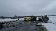 Devět lidí utrpělo lehká a středně těžká zranění. Sanitky je rozvezly do kladenské a motolské nemocnice.