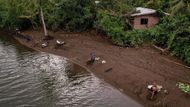 Jak ale komunitě docházejí nápady, jak se přizpůsobit stoupající hladině Tichého oceánu, osm desítek vesničanů čelí bolestivému rozhodnutí, zda se nepřestěhovat.