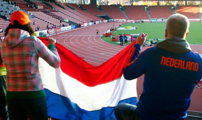 Nizozemská štafeta na 4x400 metrů běží na prázdném stadionu