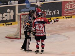 Pardubický kapitán Petr Koukal si měl během 2. finále s rozhodčími co vysvětlovat.