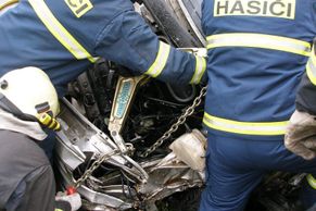 Hasiči zachraňovali mladého řidiče odmrštěného traktorem