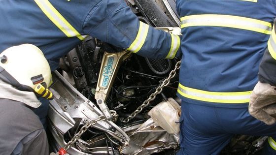 Hasiči zachraňovali mladého řidiče odmrštěného traktorem