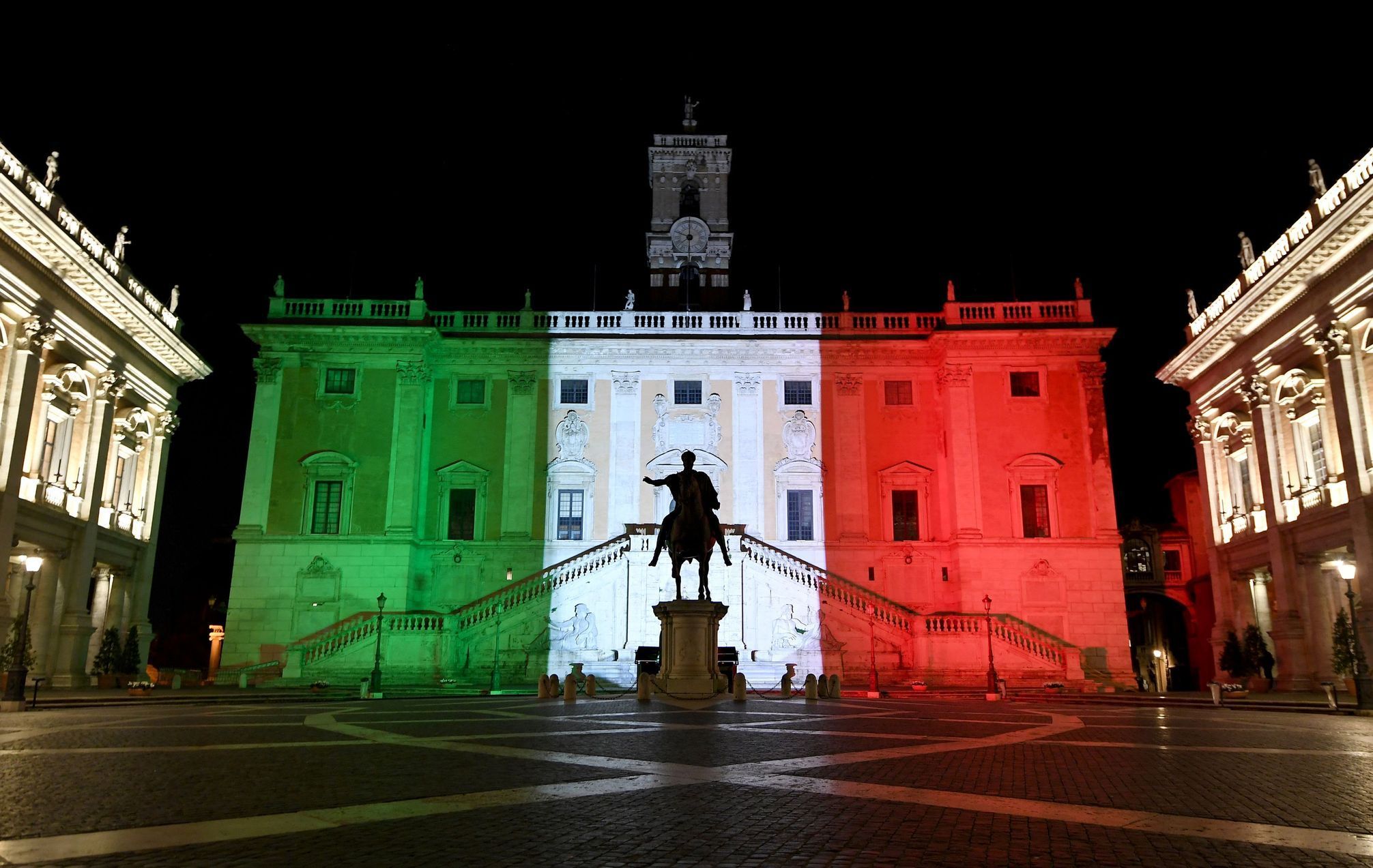 Římská radnice se v úterý večer rozsvítila v italských barvách.