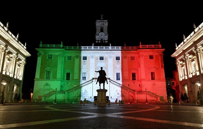 Římská radnice se v úterý večer rozsvítila v italských barvách.