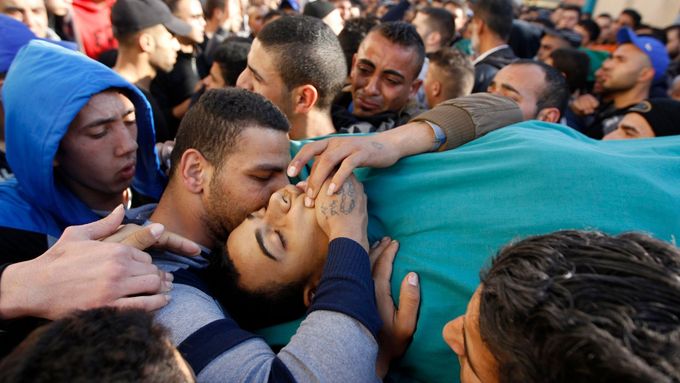Palestinci truchlí v Džanínu pro zastřeleného Hamzu Abu Alhiju.