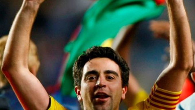 Xavi slaví v dresu Barcelony.