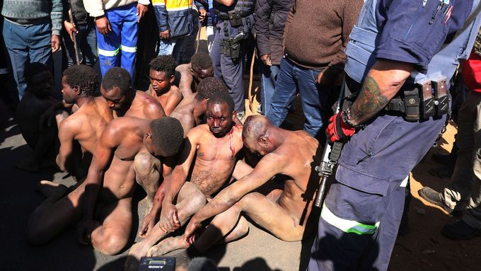 Při protestech v Jihoafrickém městě Krugerdorp zbil dav horníky, kteří hromadně znásilnili osm žen.