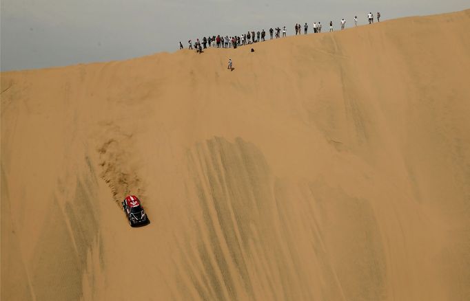 Orlando Terranova v Mini se spouští z vysoké duny ve 40. ročníku Rallye Dakar.