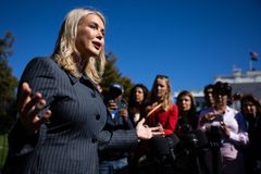 Novinář asi nevěřil svým očím. Trumpova mluvčí si za reakcí na úrovni základky stojí