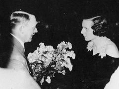 Adolf Hitler blahopřeje Leni Riefenstahl k úspěchu jejího filmu Přehlídka národů.