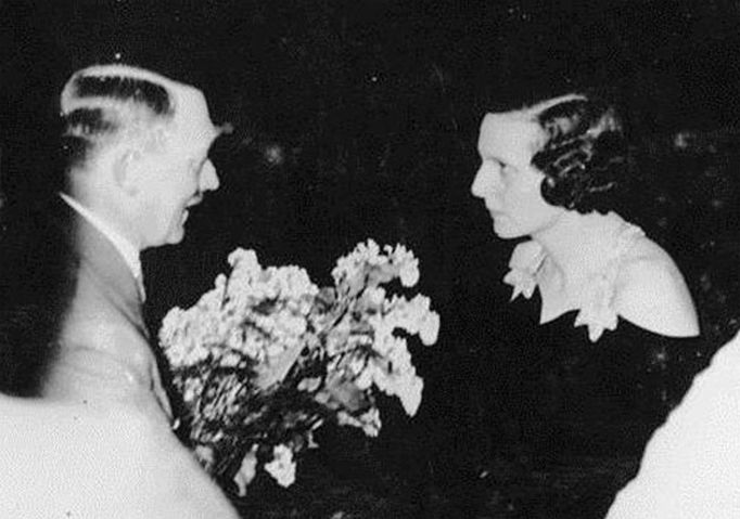 Adolf Hitler blahopřeje Leni Riefenstahl k úspěchu jejího filmu Přehlídka národů.