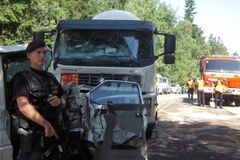 Nehoda auta a autobusu uzavřela silnici na Karlovarsku