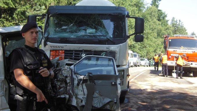 Osobní auto bylo zcela zdemolované, nákladní vůz zůstal vzpříčený přes vozovku.