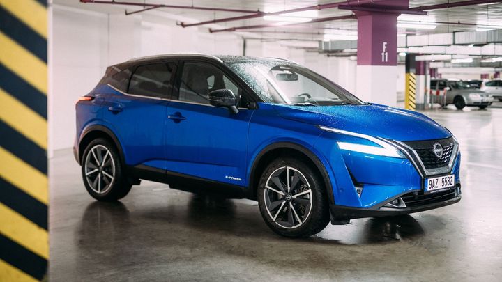 Elektromobil, který tankuje benzin. Test Nissanu Qashqai s netradičním pohonem