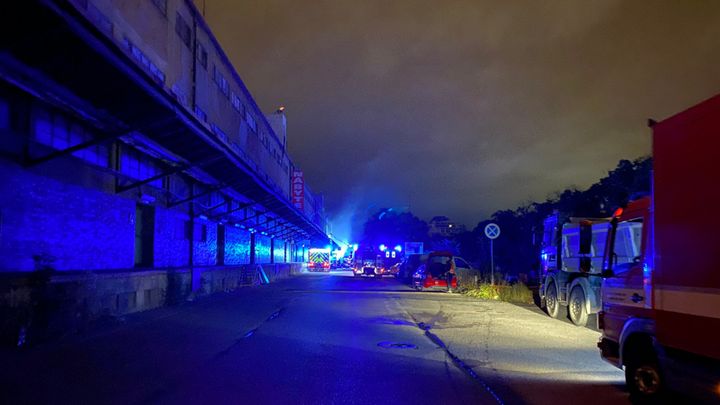 V Praze na Žižkově hořela hala s nábytkem, hasiči vyhlásili třetí stupeň poplachu; Zdroj foto: Hasiči Praha