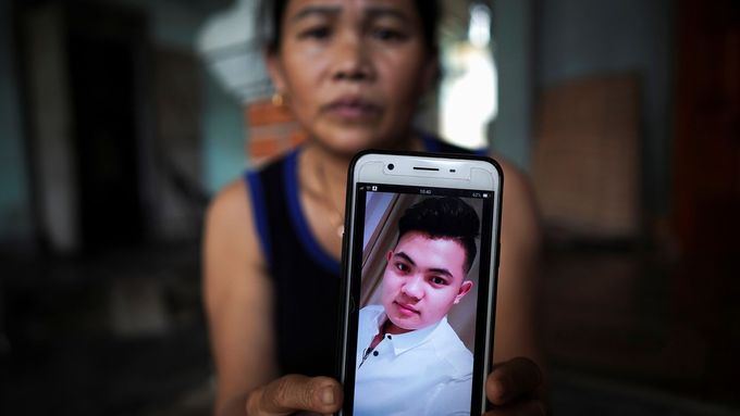 Vietnamka ukazuje na mobilu fotku svého syna, který je podle ní jednou z 39 obětí nalezených v kamionu v Essexu