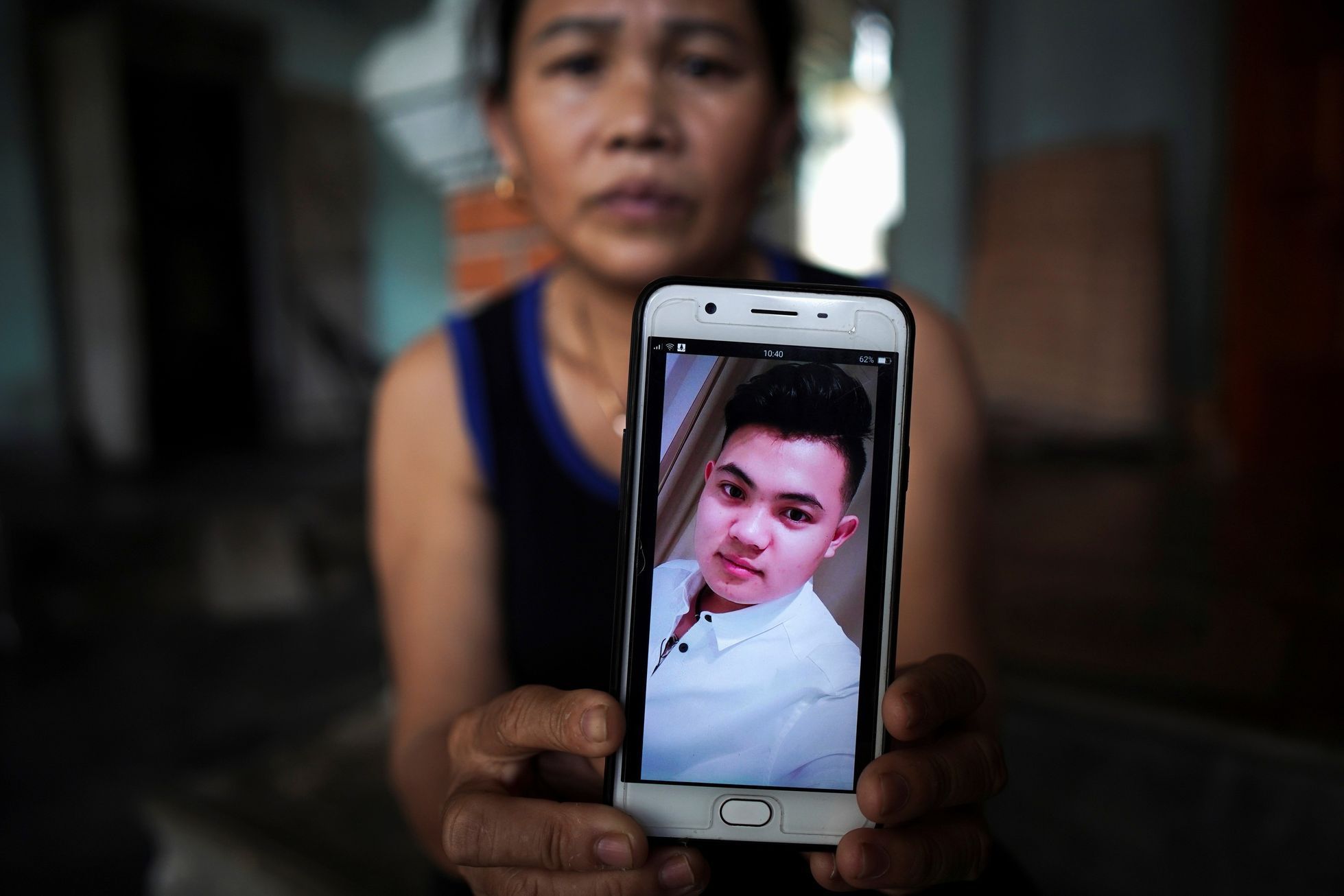 Vietnamka ukazuje na mobilu fotku svého syna, který je podle ní jednou z 39 obětí nalezených v kamionu v Essexu