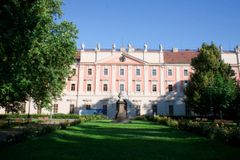 Babiš chce do Prahy přilákat Sorosovu Středoevropskou univerzitu. Nabídněme jí Invalidovnu, navrhuje