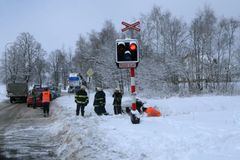 Vlak srazil na přejezdu holčičku, zemřela v nemocnici