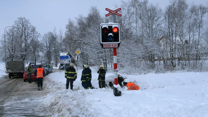 Po nehodě přerušili České dráhy provoz na trati na tři hodiny, zavedli náhradní dopravu.