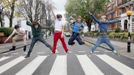 Členové One Direction na slavném přechodu přes ulici Abbey Road, kde se v roce 1969 vyfotili Beatles.