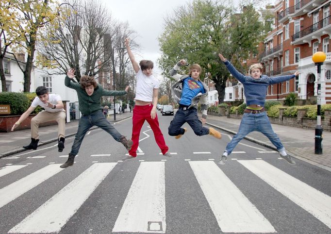 Členové One Direction na slavném přechodu přes ulici Abbey Road, kde se v roce 1969 vyfotili Beatles.